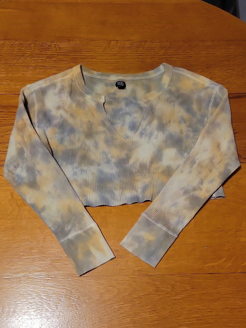 BDG Tie-Dye Ribbed V-Notch Long-Sleeve Crop Top in Gray & Cream